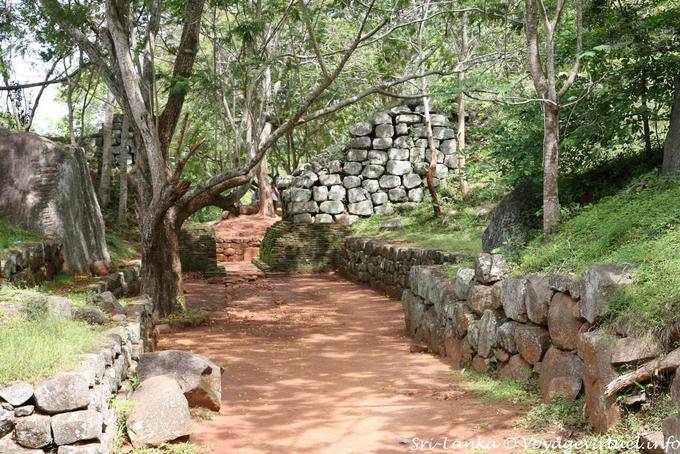 Percorso e muro di pietra ai piedi della cittadella, Sigiriya - Ceylon Sri Lanka