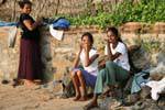 Hilarious famiglia singalese sulla spiaggia, Beruwela, Ceylon Sri Lanka.