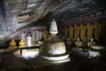 Pacchima Viharaya grotta con mini stupa, tempio Dambulla grotta, Ceylon Sri Lanka.