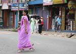 Donna in sari e tacchi alti in una strada a Kandy, Ceylon Sri Lanka.