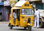 Scooter o giallo vespa basato tuktuk, Kandy, Ceylon Sri Lanka.