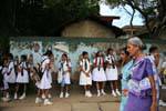 Ragazze in uniforme all'uscita della scuola, Kandy, Ceylon Sri Lanka.