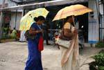 Saris sotto gli ombrelli al sole, Kandy, Ceylon Sri Lanka.
