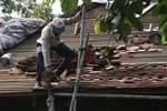 Sri Lanka roofer lavorando su un tetto, Kandy, Ceylon Sri Lanka.