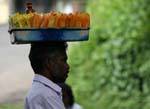 Hawker stallo in testa con, Kandy, Ceylon Sri Lanka.