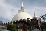Stupa, o dagoba bianco, Kandy, Ceylon Sri Lanka.