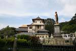 Statua di fronte al Palazzo Nuovo, Kandy, Ceylon Sri Lanka.