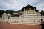 Patthirippua Mahawahalkada e il Tempio del Sacro Dente, Kandy, Ceylon Sri Lanka.