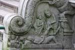 Scultura sulla parte esterna della rampa di scale, Tempio del Dente, Kandy, Ceylon Sri Lanka.