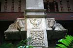 Colonna di pietra a sostegno della Casa di Reliquia, Dalada Maligawa, Kandy, Ceylon Sri Lanka.