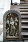 Stele di pietra scolpita, ai piedi di una scalinata, Tempio della reliquia del dente, Kandy, Ceylon Sri Lanka.