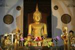 Golden Buddha postura Prendendo la terra a testimoniare, Tempio del Dente, Kandy, Ceylon Sri Lanka.