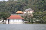 Fare il bagno Padiglione della Regina d'oro Canopy e New Dalada Tempio, Kandy, Ceylon Sri Lanka.