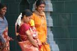 Le donne all'uscita della preghiera nel Tamil tempio, Matale, Ceylon Sri Lanka.