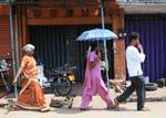 Conduzione e passando per la città di Matale, Central Province, Ceylon Sri Lanka.