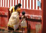 Lavaggio dei piedi per i tamil indiani, Hindu Temple Matale, Ceylon Sri Lanka.