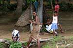 Donna che esce dal bagno, via Medirigiriya, Ceylon Sri Lanka.