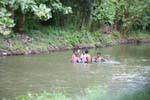Giochi d'acqua nel fiume per i bambini, Hingurakgoda, strada Medirigiriya, Ceylon Sri Lanka.