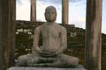 Uno dei quattro Buddha di Vatadage, Medirigiriya, Ceylon Sri Lanka.