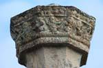Gnomi Decorazione in cima alla colonna di tempio Medirigiriya, Ceylon Sri Lanka.