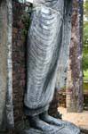 Piedi e parte inferiore del Buddha in piedi, Tempio Medirigiriya, Ceylon Sri Lanka.