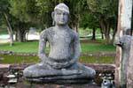 Medirigiriya, posizione del loto meditazione Buddha, Ceylon Sri Lanka.