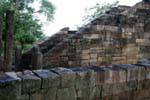 La parte inferiore della scala e pareti Monumentale, Medirigiriya, Ceylon Sri Lanka.