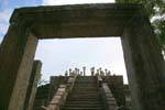 Lo scalone monumentale che conduce al santuario, Medirigiriya, Ceylon Sri Lanka.