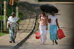 Passantes una strada di Nalanda, Ceylon Sri Lanka.