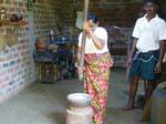 Grinding la polpa di cocco macero vecchio, Nalanda, Ceylon Sri Lanka.