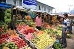 Bancarelle di frutta variopinte al mercato a Nuwara Eliya, Ceylon Sri Lanka.