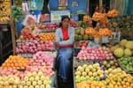 Commessa tra mele e arance al mercato, Nuwara Eliya, Ceylon Sri Lanka.
