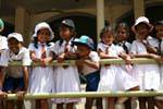 I bambini dello Sri Lanka per lo spettacolo, Pinnawela, Ceylon Sri Lanka.