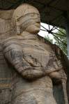 Buddha in piedi in una postura insolita, Gal Vihara, Polonnaruwa, Ceylon Sri Lanka.
