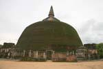 Terrazza e Vahalkadas il più grande stupa di Polonnaruwa, Rankot Vihara, Ceylon Sri Lanka.