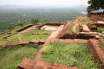 Guarda le rovine di antichi edifici e piscina, Sigiriya, Ceylon Sri Lanka.