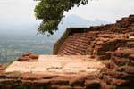 Resti delle mura del palazzo in mattoni rossi Sigiriya, Ceylon Sri Lanka.