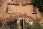 Immersioni sulla terrazza di 150 metri più in basso, Sigiriya, Ceylon Sri Lanka.