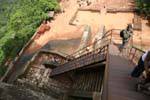 Ferro scale fino alla roccia dalla statua del leone, Sigiriya, Ceylon Sri Lanka.