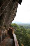 Stretto passaggio tra la galleria e lo specchio parete di roccia, Sigiriya, Ceylon Sri Lanka.