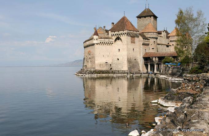 Vista dalle rive del lago, Castello di Chillon, Montreux - La Svizzera