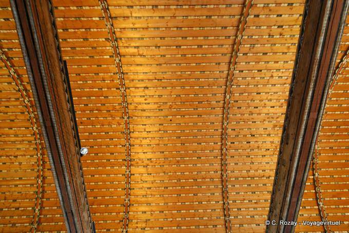 Dettaglio del soffitto, grande salone del castello di Chillon, Montreux - La Svizzera