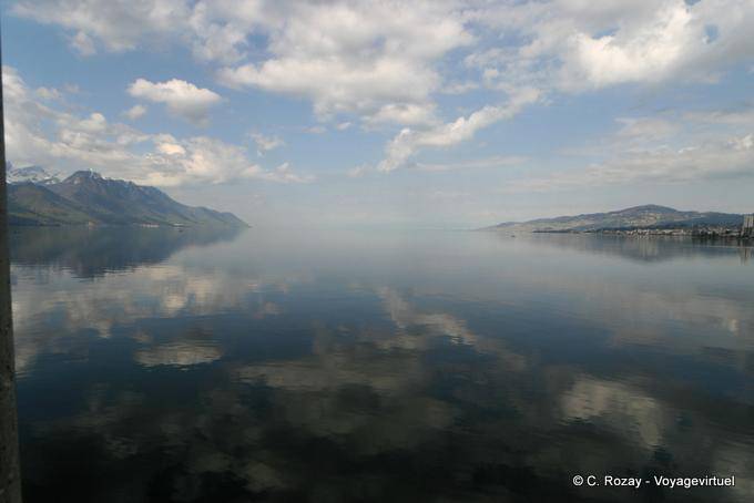 Riflessioni del cielo a Lake Geneva - La Svizzera