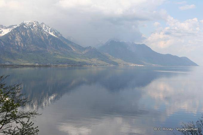 Nubi che sono riflesse nel lago di Ginevra - La Svizzera