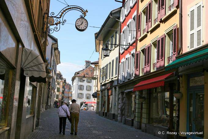 Proseguire a piedi lungo la strada dal lago, Vevey - La Svizzera