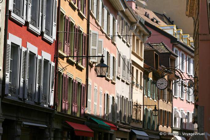 Facciate di colore, case nella strada del lago, Vevey - La Svizzera