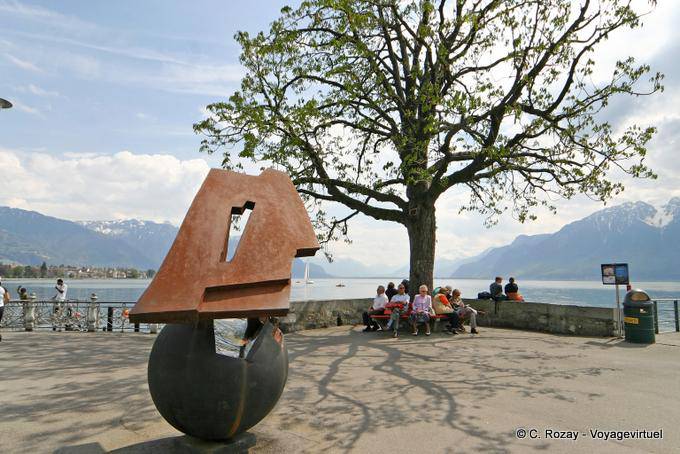 Scultura di fronte al Jardin du Rivage a Vevey - La Svizzera