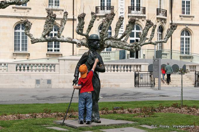 Il ragazzo e la statua di Charlie Chaplin, Vevey - La Svizzera