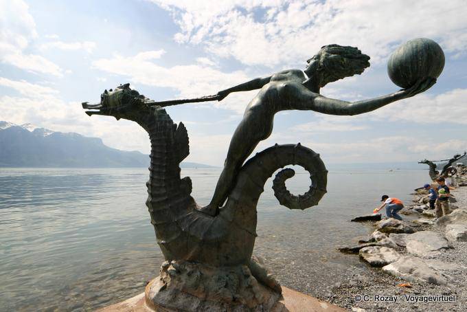 Ninfa su un cavalluccio marino, di scultura Edouard-Marcel Sandoz vicino al Landing, Vevey - La Svizzera