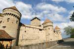 Confine ovest del muro e delle torri davanti, Castello di Chillon, Montreux, La Svizzera.